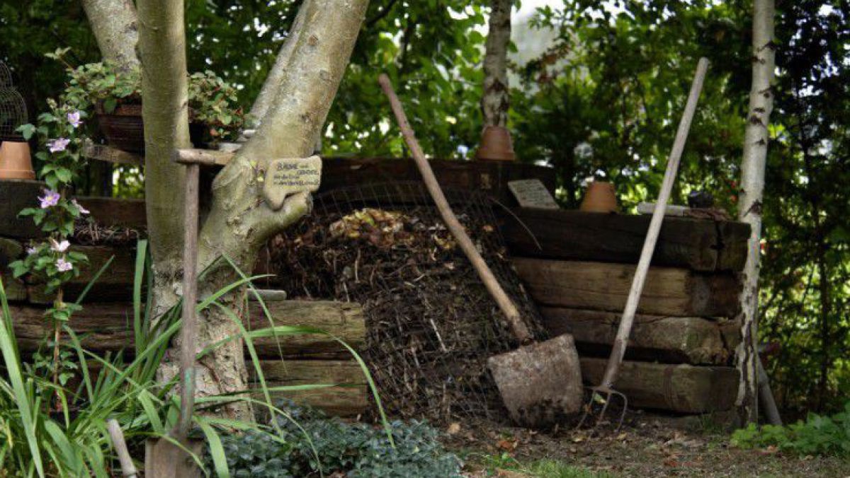 Ein Komposthaufen im eigenen Garten trägt zu Abfallvermeidung und zum Klimaschutz bei.