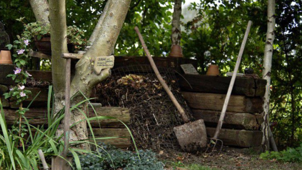 Ein Komposthaufen im eigenen Garten trägt zu Abfallvermeidung und zum Klimaschutz bei.