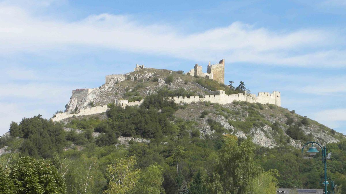 Der Staatzer Berg ist ein eindrucksvolles Merkmal der Weinviertler Klippenzone.
