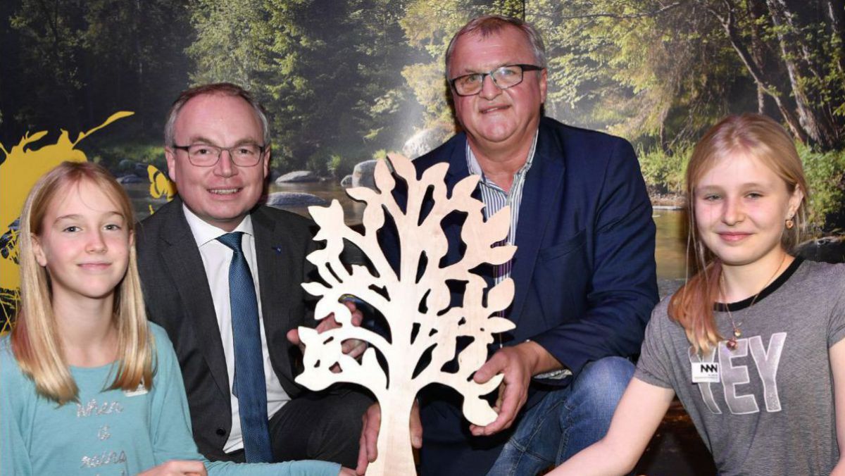 LH-Stellvertreter Stephan Pernkopf übergibt Gerhard Heilingbrunner den Naturschutz-Ehrenpreis des Landes NÖ mit den Schülerinnen des Gymnasiums Sacre Couer Pressbaum Lilly Blümner und Rosalie Kothgasser