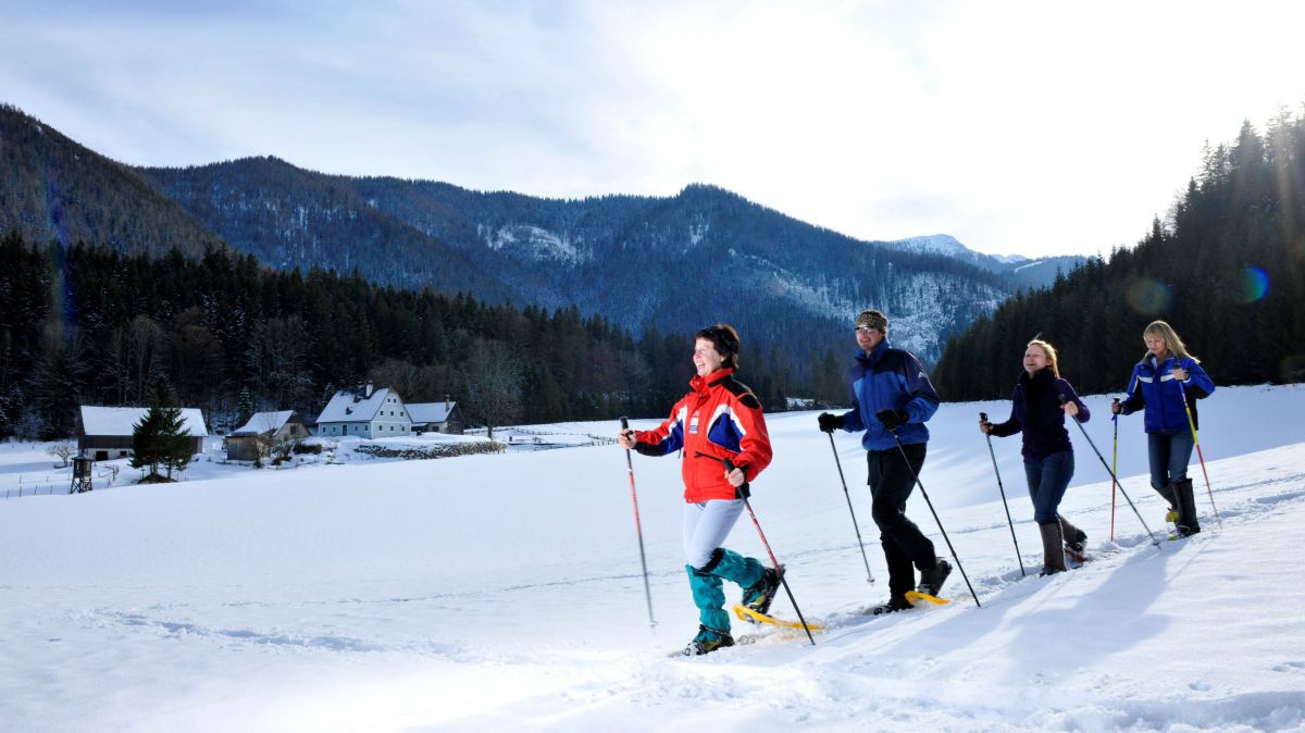 Schneeschuhwandern ist, bei schon geringen Schneemengen, auch in Niederösterreich möglich. Dieser nachhaltiger Freizeitsport macht der ganzen Familie Spaß.