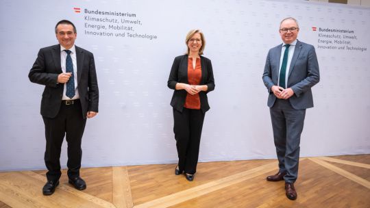 Prof. Gernot Stöglehner (BOKU Wien), Klimaschutzministerin Leonore Gewessler und LH-Stellvertreter Stephan Pernkopf stellten das neue Projekt zu Energieraumplanung vor.