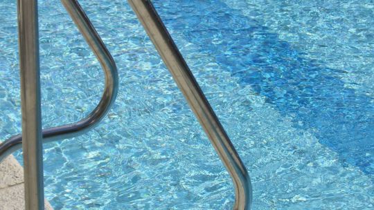 swimming-pool-pixabay