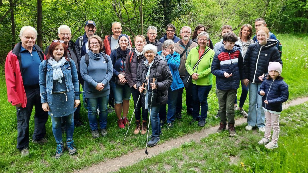 Gruppe von Personen in einem Auwald