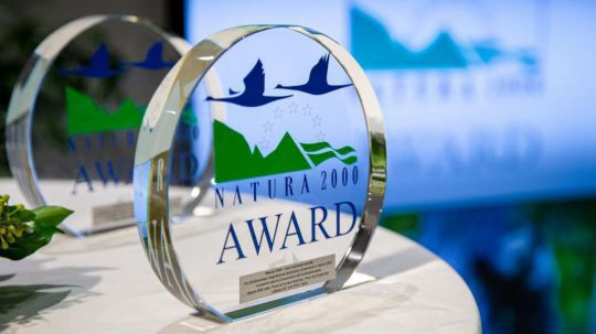 Glasscheibe mit dem Logo des Natura 2000-Awards. 