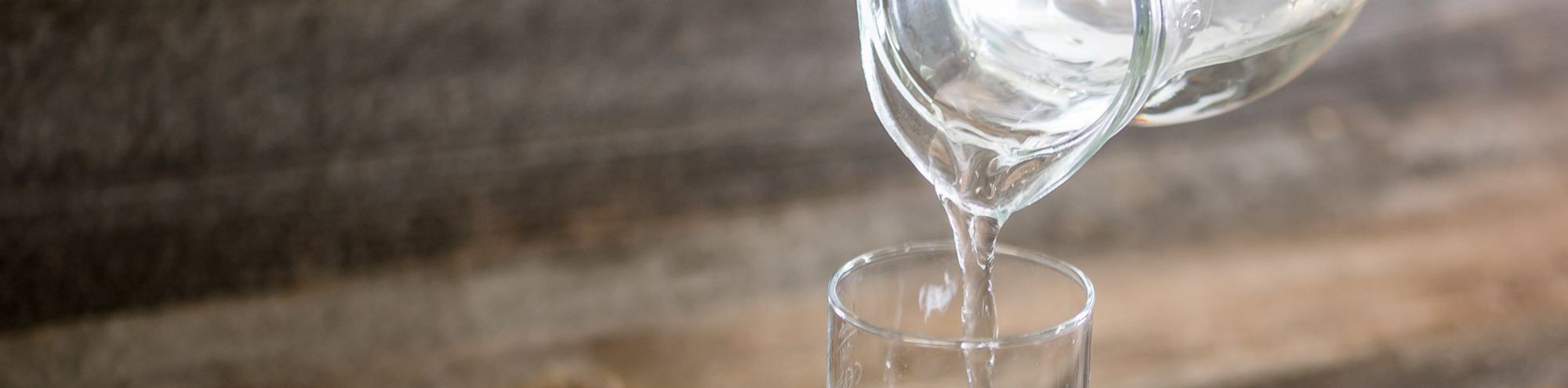 Wasserkrug und Wasserglas