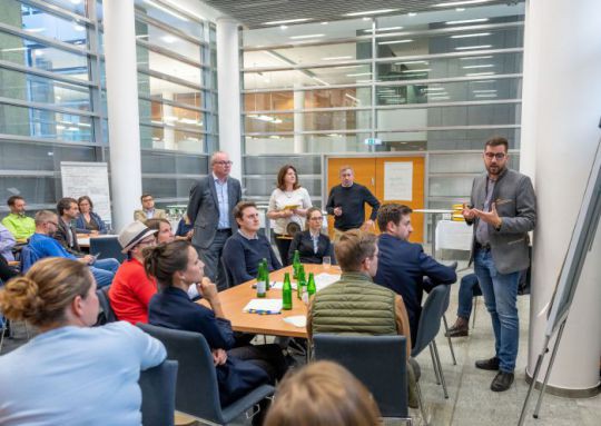 LH-Stv. Stephan Pernkopf mit den ManagerInnen der niederösterreichischen KEM- und KLAR!-Regionen im Landhaus
