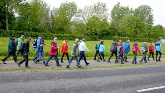 Gruppe von Menschen gehen auf einer Straße