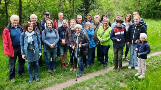 Gruppe von Menschen in einem Wald