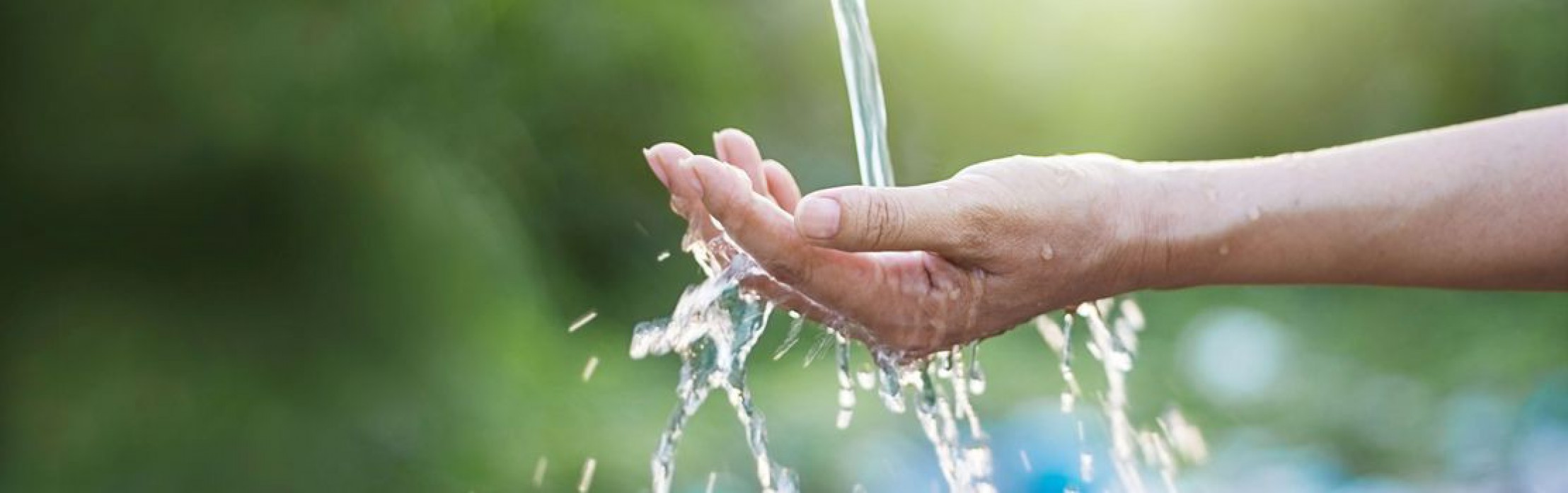 Wasserstrahl trifft auf Hand