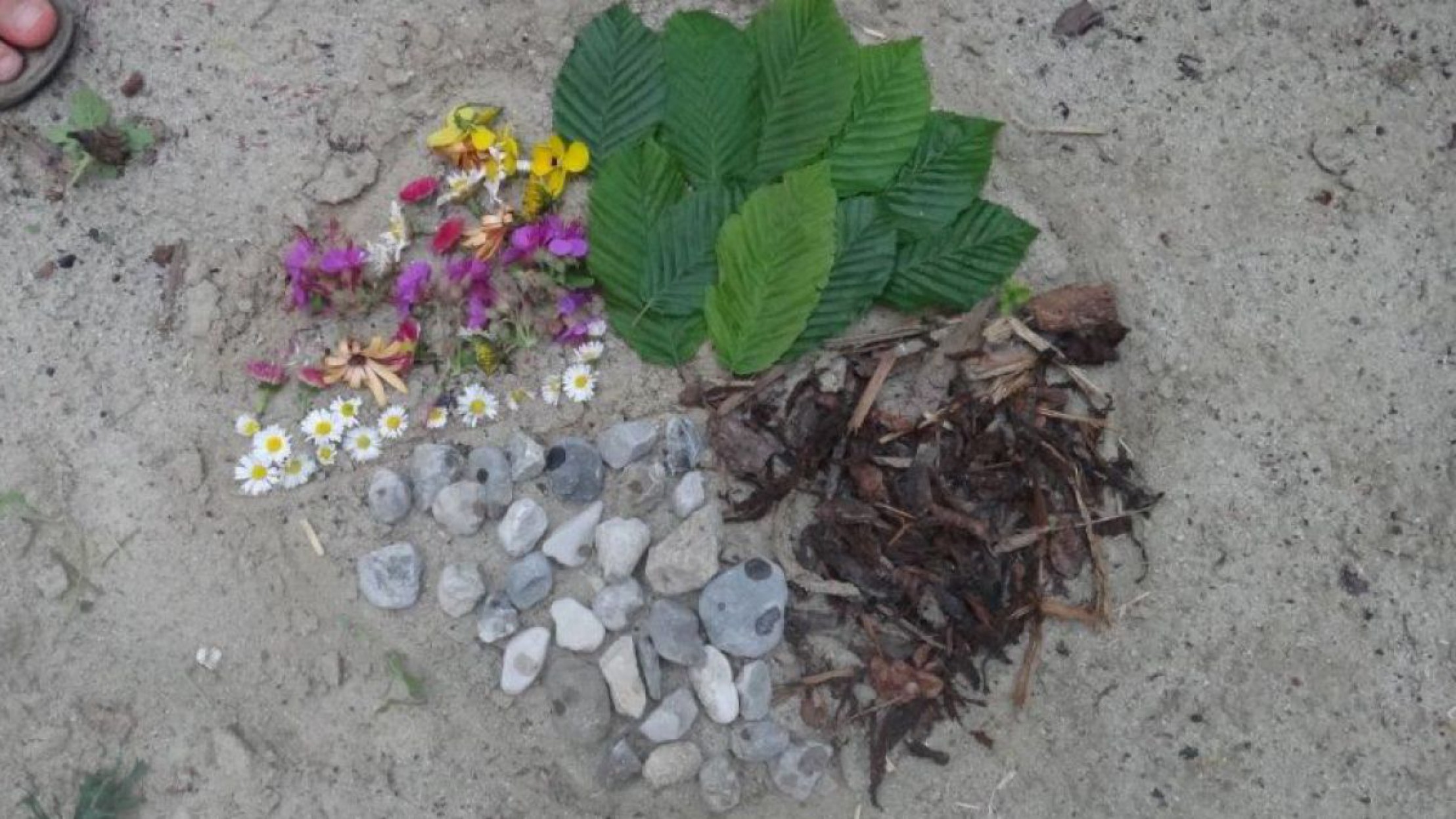 Mandalas sind kreisrund und bestehen in diesem Fall aus verschiedenen Materialien. 