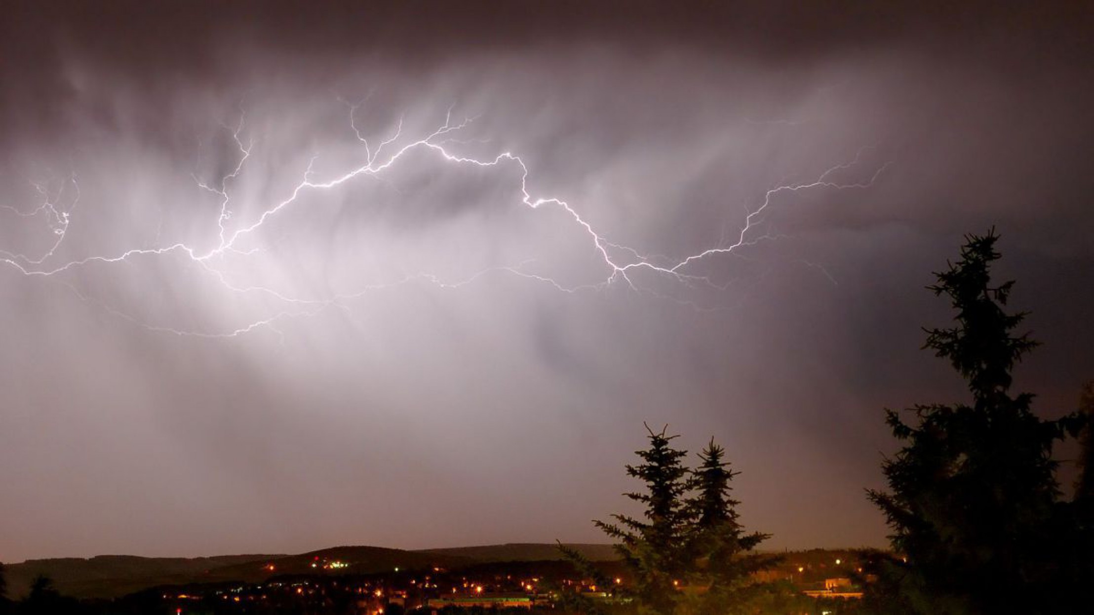 Blitze am Nachthimmel