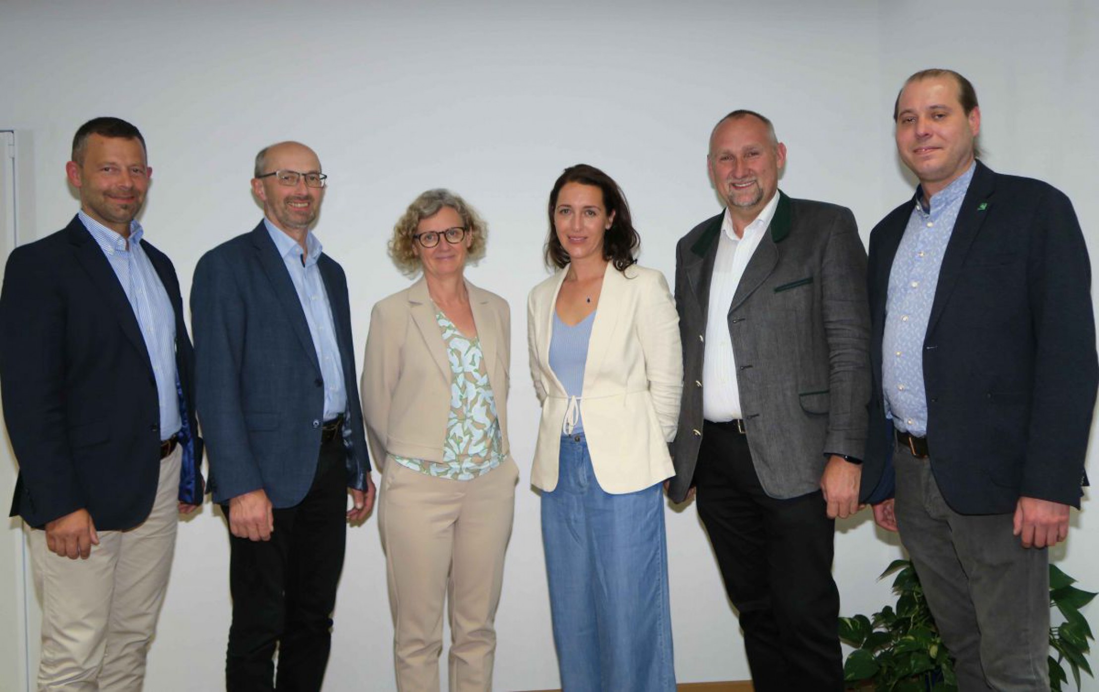 Sechs Personen des Vorstandes des Kulturlandschaftsvereines.