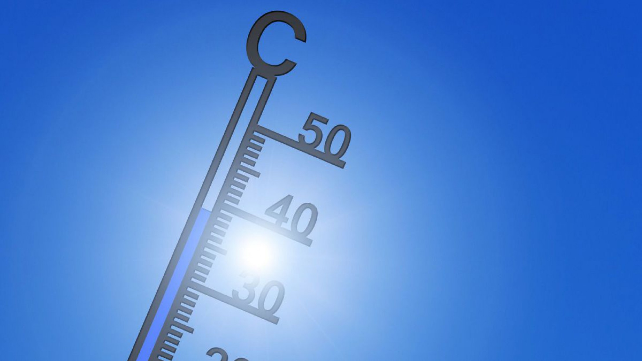 Thermometer gegen blauen Himmel