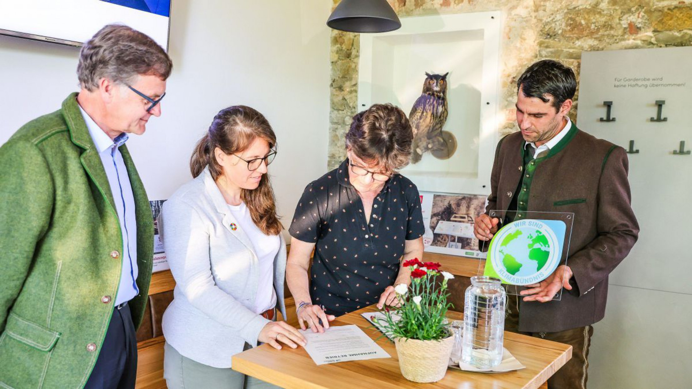 Unterzeichnung der Klimab&uuml;ndnis-Urkunde