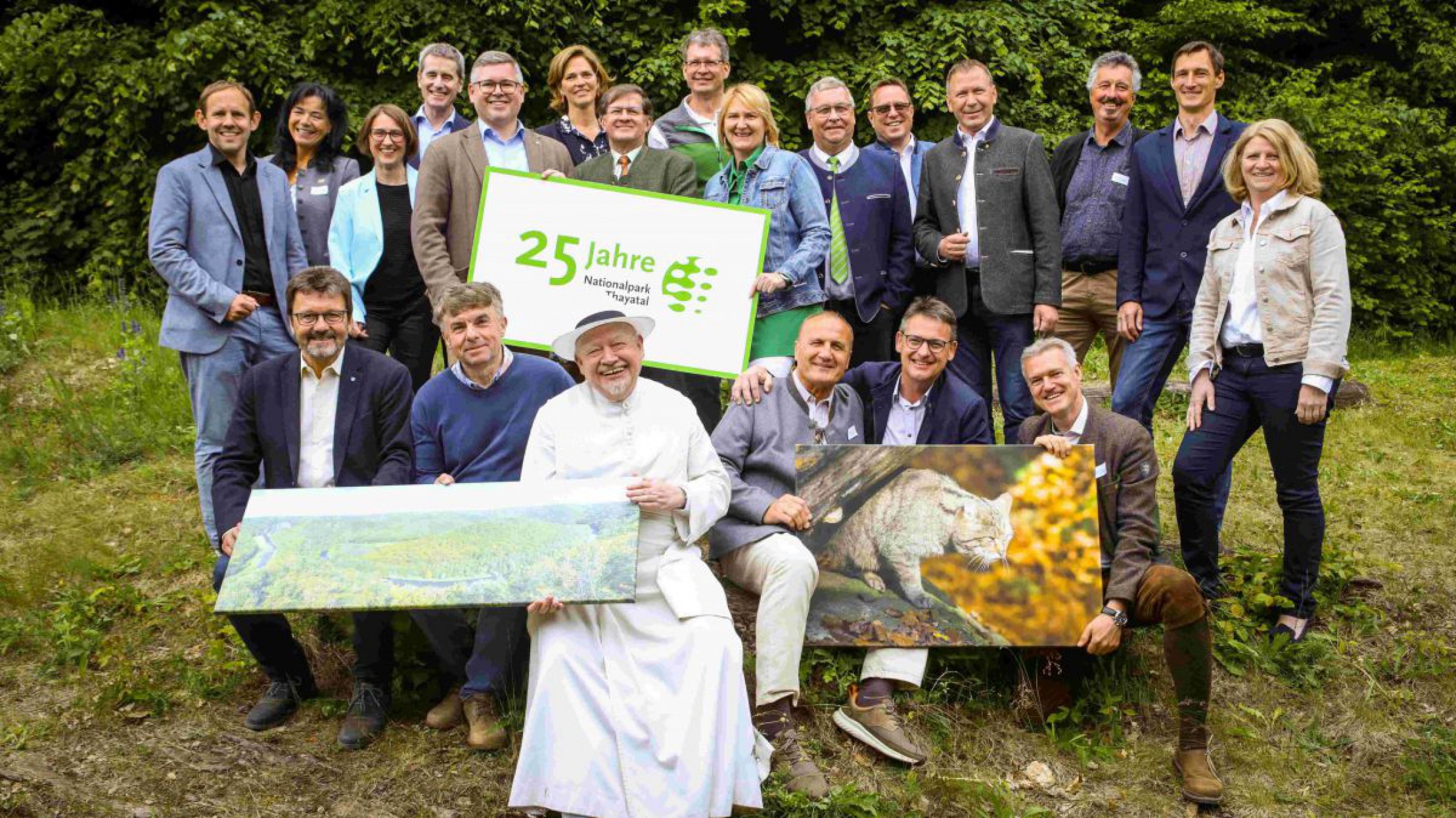 Zahlreiche Ehreng&auml;ste posieren anl&auml;sslich des 25-j&auml;hrigen Jubil&auml;ums des Nationalparks Thayatal.