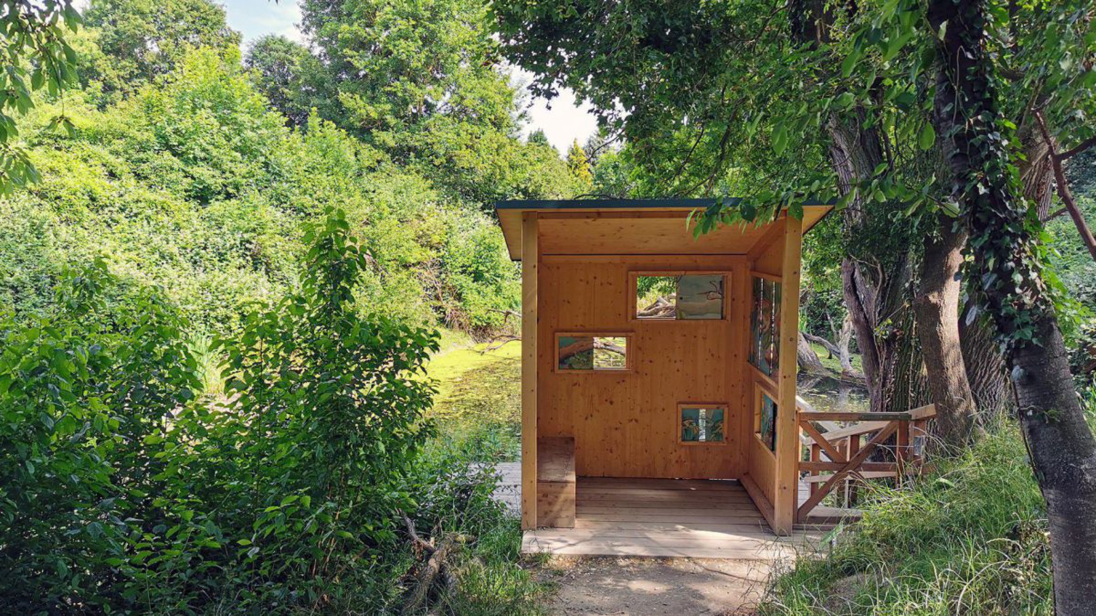 Blickbox von hinten mit Blick auf den Fadenbach