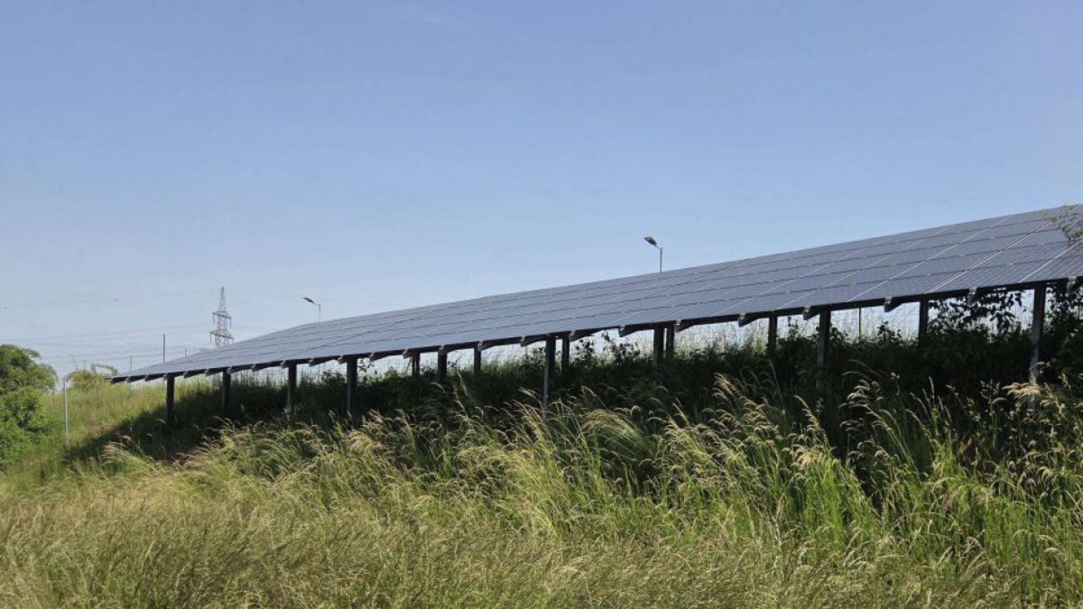 Eine Verkehrsbegleitfl&auml;che wird als PV-Sonneninsel in Tradenberg West (Gemeinde Stetten) weiter genutzt. 