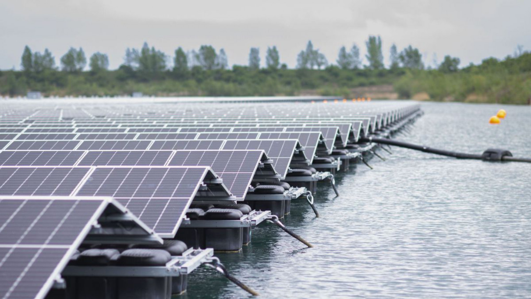 Schwimmende Photovoltaik-Anlage aus naher Schr&auml;gansicht