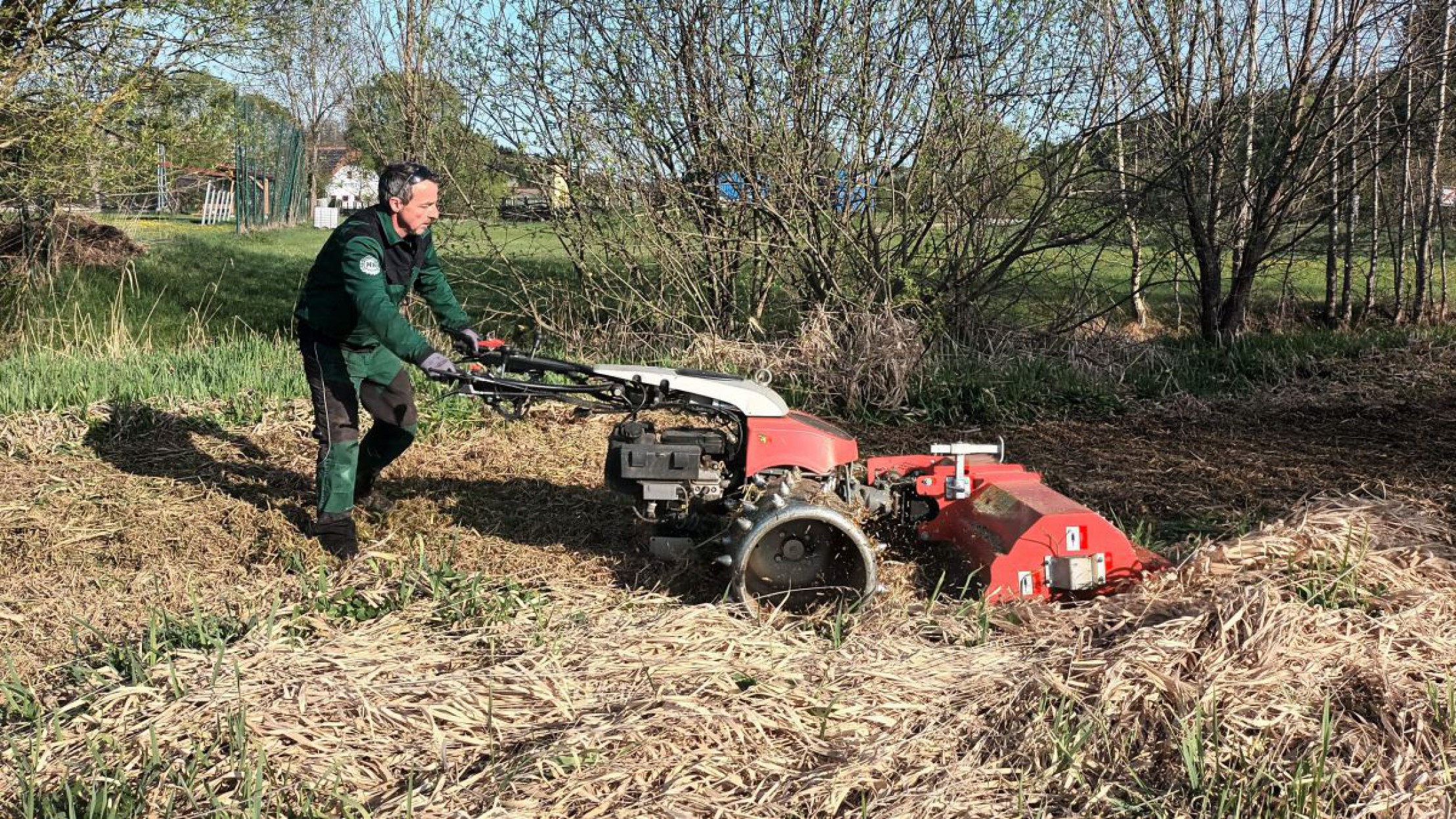 Mann m&auml;ht Wiese mit Einachsm&auml;her