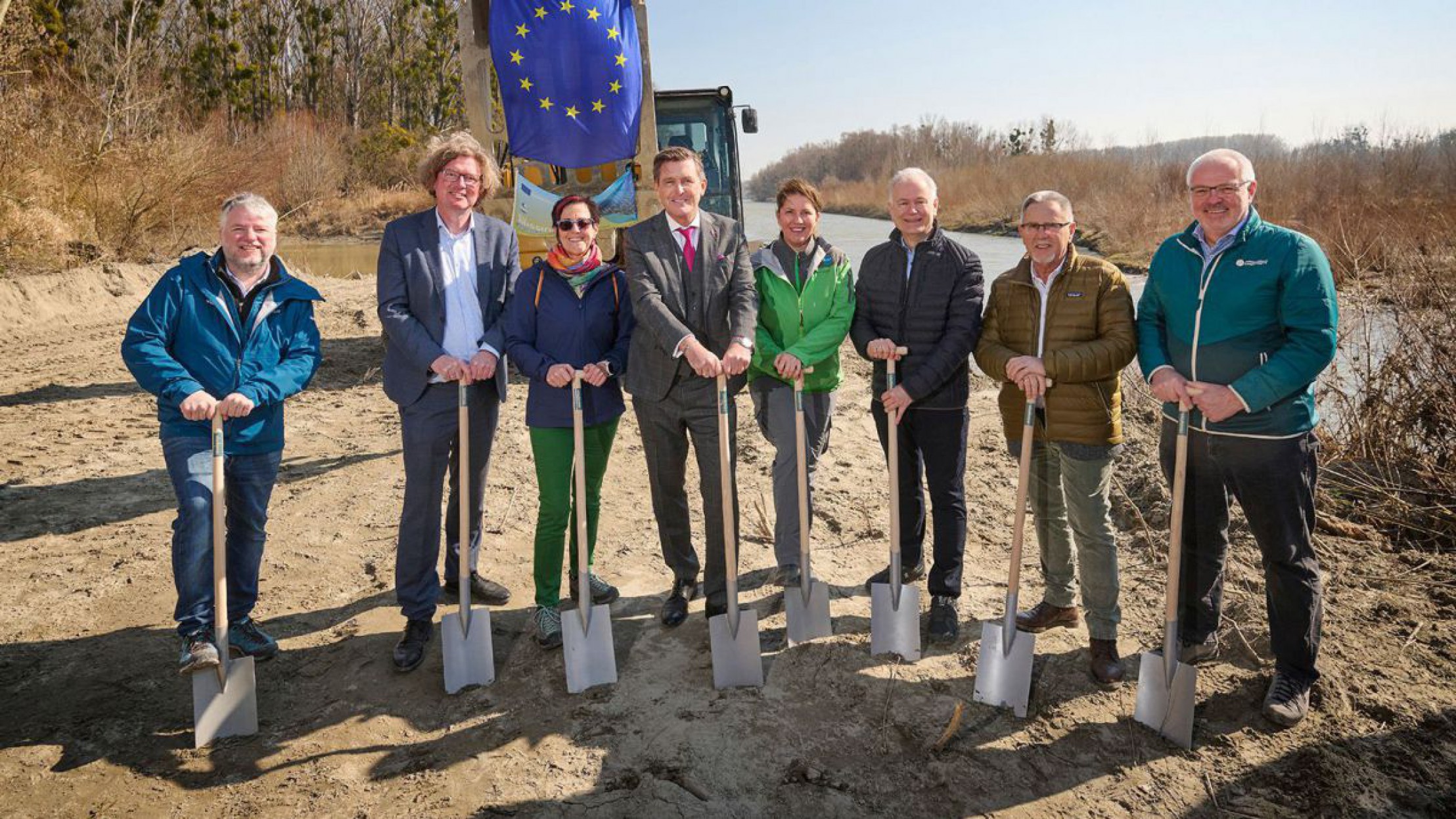 Vertreter der Projektpartner zur Renaturierung der Paradeisinsel bei Orth an der Donau im Nationalpark Donau-Auen posieren zum Spatenstich.