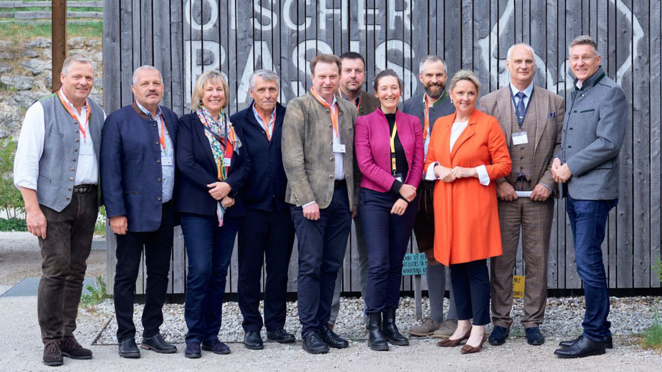 Vertreterinnen und Vertreter aus Politik, Regionen und alpinen Institutionen im Naturpark &Ouml;tscher-Torm&auml;uer