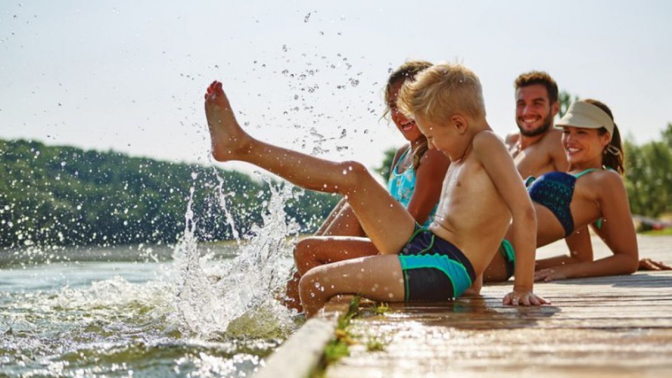 Familie_und_kinder_plantschen_im_Wasser_Fotolia_111705988_S_robert_kneschke