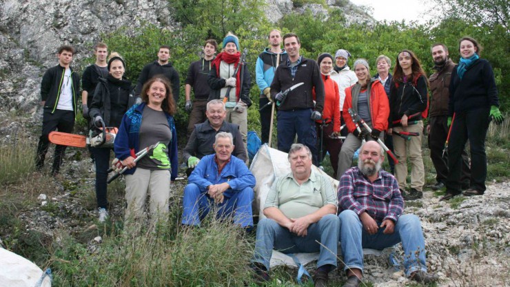 Naturland Partner bei einem Pflegeeinsatz
