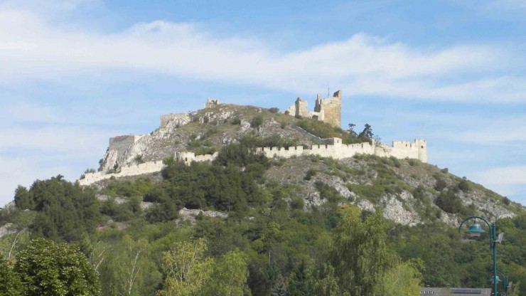 Der Staatzer Berg ist ein eindrucksvolles Merkmal der Weinviertler Klippenzone.