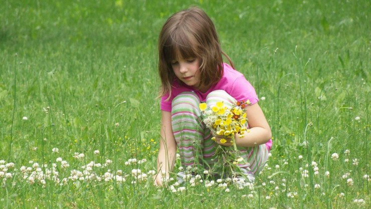 M&auml;dchen mit Blumenstrau&szlig; auf Wiese