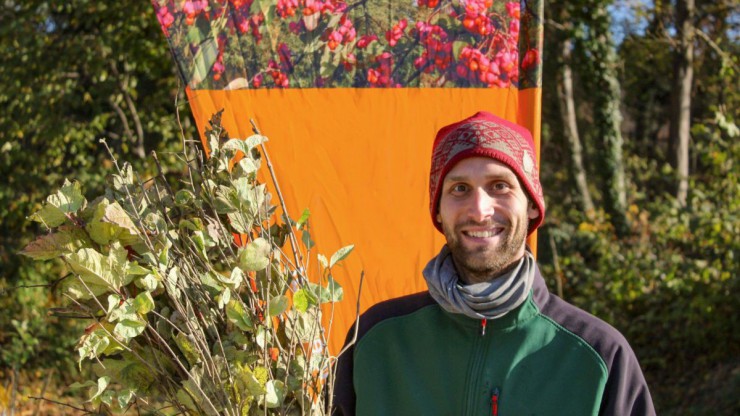 Mitarbeiter des RGV h&auml;lt Heckenpflanze zur Bewerbung in der Hand