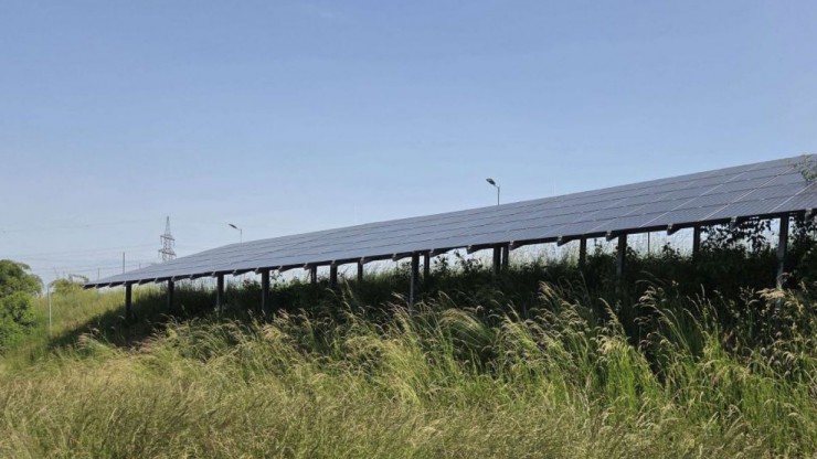 Eine Verkehrsbegleitfl&auml;che wird als PV-Sonneninsel in Tradenberg West (Gemeinde Stetten) weiter genutzt. 