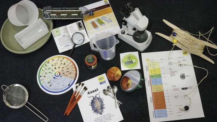 Die Inhalte der BodenWasserKlimabox liegen auf einer dunklen Oberfl&auml;che.