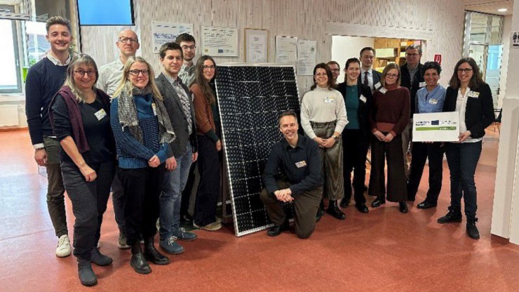 Regionale Stakeholdergruppe des Interreg-Projektes "BiodIvErSe" posiert im B&uuml;ro St. P&ouml;lten der eNu vor einem PV-Panel mit F&ouml;rderlogo.